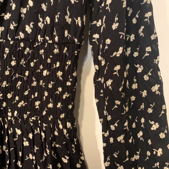 Cute dress that is easy to dress up or down! It’ll be your go to dress! - Picture 3 of 4